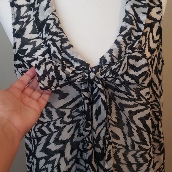 Sleeveless Blouse - Picture 2 of 4